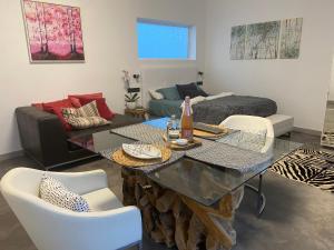 阿索马达Luxury studio, sea view, pool的客厅配有桌子和沙发