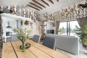 RiešėRiese Apartments的厨房以及带木桌和椅子的用餐室。