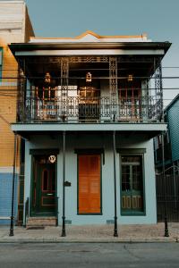新奥尔良The Frenchmen的一座带阳台的建筑