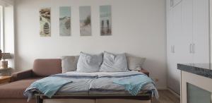 希尔克道夫Mehr Meer geht nicht的卧室配有一张壁画和两张画的床铺。