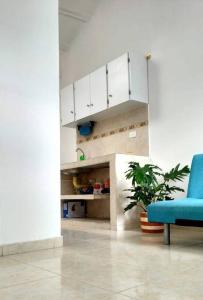拉特瓦伊达Apartamento amoblado en La Tebaida, Quindio的客厅配有蓝色椅子和植物