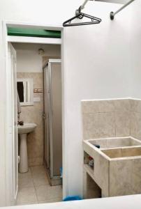 拉特瓦伊达Apartamento amoblado en La Tebaida, Quindio的一间带水槽、卫生间和淋浴的浴室