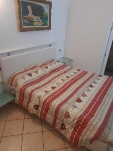 加尔达湖滨Riva Apartment Negrelli的一张床上的被子