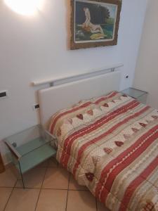 加尔达湖滨Riva Apartment Negrelli的一张带被子的床和一张桌子