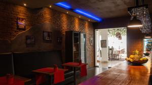 苏莎亚Instyle Residences at Infiniti Blu的一间设有桌子和砖墙的用餐室