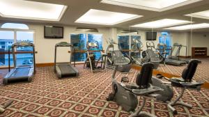 普埃布拉普埃布拉安吉罗波利斯卡米奥真实酒店的健身房设有数台跑步机和椭圆机