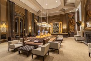 蒙特雷蒙特雷卡米奥真实酒店的大楼内一个带沙发和椅子的大堂