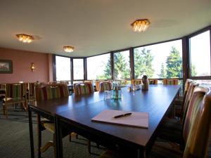 科隆Hotel Garni Geisler的一间会议室,配有木桌和椅子