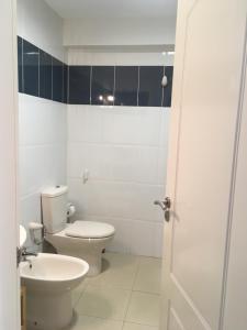 拉拉古纳Los Roques的白色的浴室设有卫生间和水槽。
