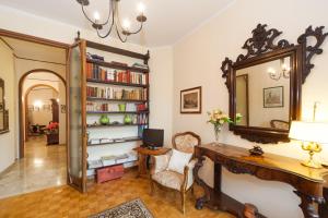 维罗纳焦亚公寓的客厅配有镜子和书桌