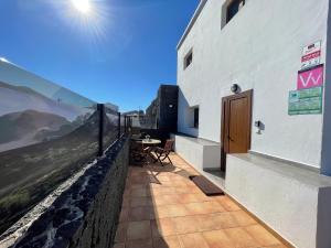 La VeguetaEslanzarote Casa Carait, Super wifi, Sat tv的阳台享有带桌子的建筑景致。