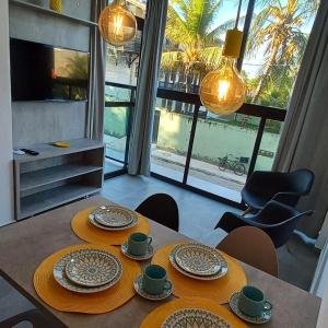 嘎林海斯港Maracaipe condomínio novo, apartamento 103的一间用餐室,配有餐桌和餐具