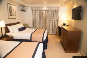 巴拿马城巴拿马城江山旅馆的酒店客房配有两张床和一张书桌