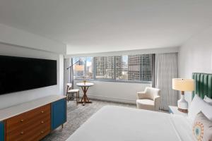 The Royal Sonesta Chicago Downtown客房内的一张或多张床位