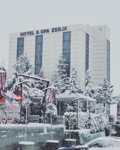 PeshkopiResort Zerja and Spa的大楼前的雪地里的酒店