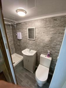 莱斯特Adorable private suite with free street parking的一间带卫生间和水槽的浴室