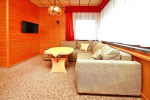 吕本Holiday home, Luebben的客厅配有沙发和桌子