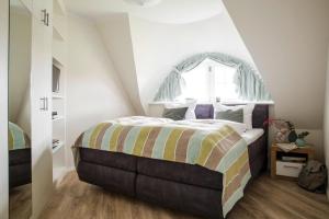 富伦多夫Holiday house, Fuhlendorf的一间卧室设有一张大床和拱形窗户