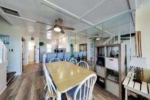 卡罗来纳比奇Oceanfront Townhouse的一间带桌椅的用餐室