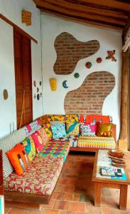 巴里查拉Hotel Casa Canela By MH的客厅配有带色彩缤纷枕头的沙发