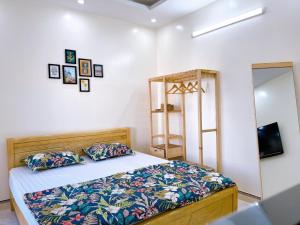 头顿Xoài Xanh Hostel & Villa的一间卧室配有一张床和镜子