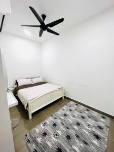 哥打巴鲁Deena Suite at Troika ,Kota Bharu的一间卧室配有一张床和吊扇