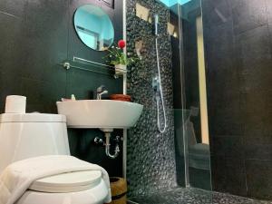 蓝赛特海滩Sky Villas Philippa with Free Car的浴室配有卫生间、盥洗盆和淋浴。