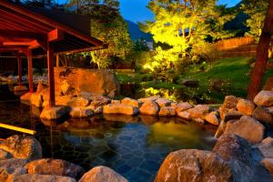 水上町Matsunoi的院子里的岩石水池