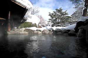 水上町Matsunoi的地面上积雪的水体