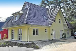 特拉森海德Semi-detached house Ostseehaus I, Trassenheide的灰色屋顶的黄色房子