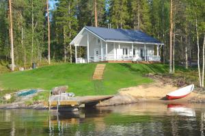 努尔梅斯Kainiemen Huvilat的水面上带船坞的房子