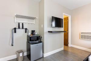圣地亚哥阿卡玛酒店的厨房配有冰箱和微波炉。