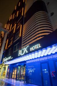 安卡拉ROX Hotel Ankara的前面有一间拥有酒店标志的建筑