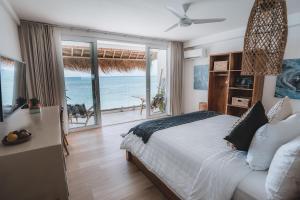 乌鲁瓦图Legends Beachfront Resort的一间卧室设有一张床,享有海景