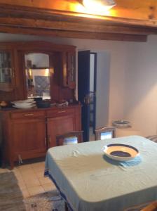 菲利库迪岛Villa Vista Mare a Filicudi的一间带桌子的房间和一间带桌子的厨房