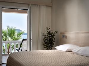 拉加纳斯格里亚马里斯酒店套房及别墅的一间卧室设有一张床,享有海景