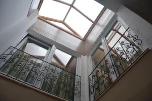 杰尔Borbarátok Háza的带有窗口的楼梯图像