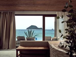 拉加纳斯格里亚马里斯酒店套房及别墅的带沙发的客厅,享有海景