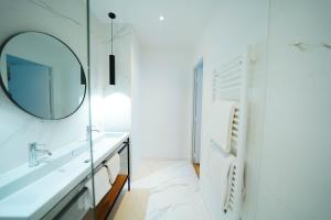 波尔多B&B La Maison Galiène的一间带镜子和水槽的浴室