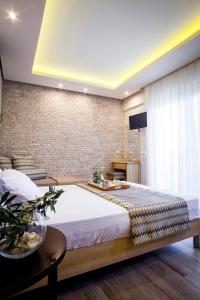 萨索斯Luxury Villa Fotini的一间卧室,卧室内配有一张大床