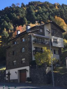 马萨纳Apartament turistic Pont d’Ordino的山坡上的一座树屋