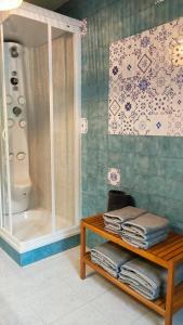 马萨纳Apartament turistic Pont d’Ordino的带淋浴的浴室以及带毛巾的桌子。