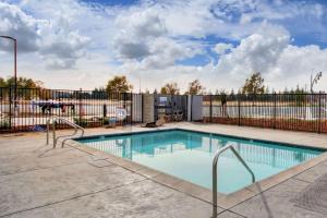 萨克拉门托Wyndham Garden Sacramento Airport Natomas的一个带铁栅栏和围栏的游泳池