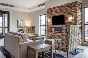 斯科茨Comfort Suites Scottsdale Talking Stick Entertainment District的带沙发和壁炉的客厅
