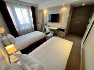 巴黎巴黎奥特伊智选假日酒店的酒店客房设有两张床和电视。