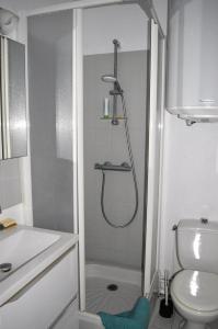 库尔瑟勒·苏尔·梅尔Triplex avec jardinet - wifi - à 400m de la plage的带淋浴和卫生间的浴室
