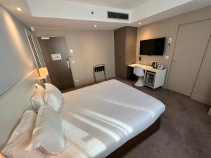 巴黎巴黎奥特伊智选假日酒店的酒店客房设有一张大床和一台电视。