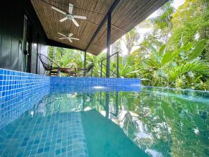 别霍港Villa JOEYSHE- New Luxury Villa with Pool & AC的一个带蓝色瓷砖地板和天花板的游泳池