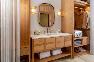 爱丁堡Virgin Hotels Edinburgh的一间带水槽和镜子的浴室