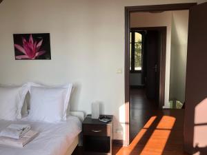瓦兹河畔欧韦LA CHERIELLE的卧室配有一张床和一张桌子,墙上挂着一张照片